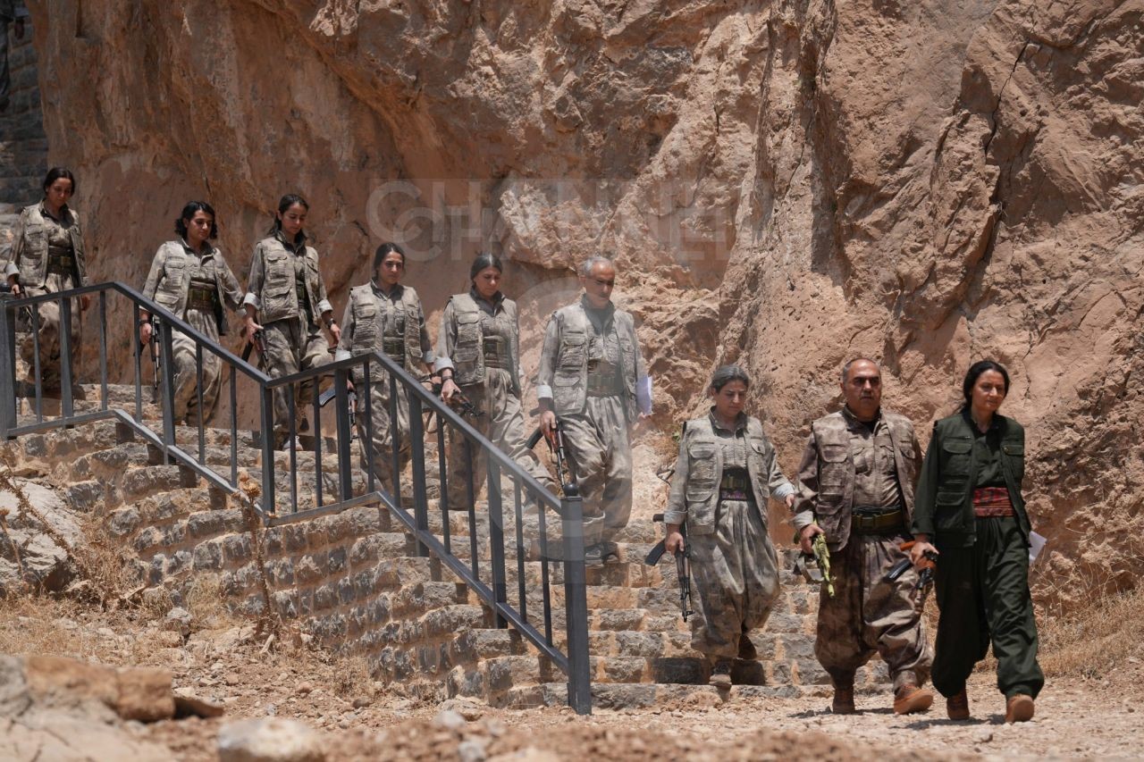 PKK'nın sözde lideri Bese Hozat silahını yaktı: Tarihi tören görüntülerinde dikkat çeken detay - Sayfa 3