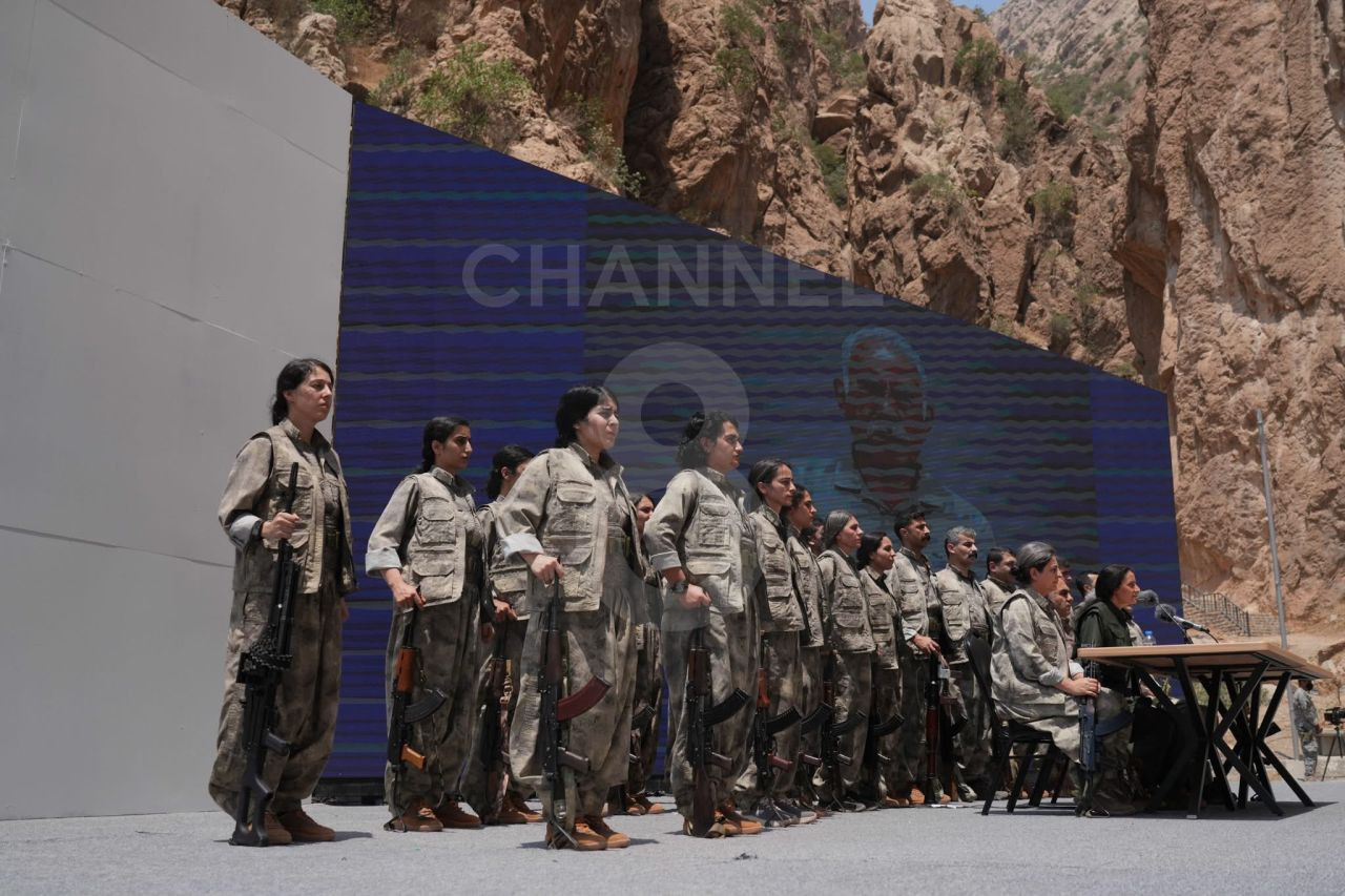 PKK'nın sözde lideri Bese Hozat silahını yaktı: Tarihi tören görüntülerinde dikkat çeken detay - Sayfa 7