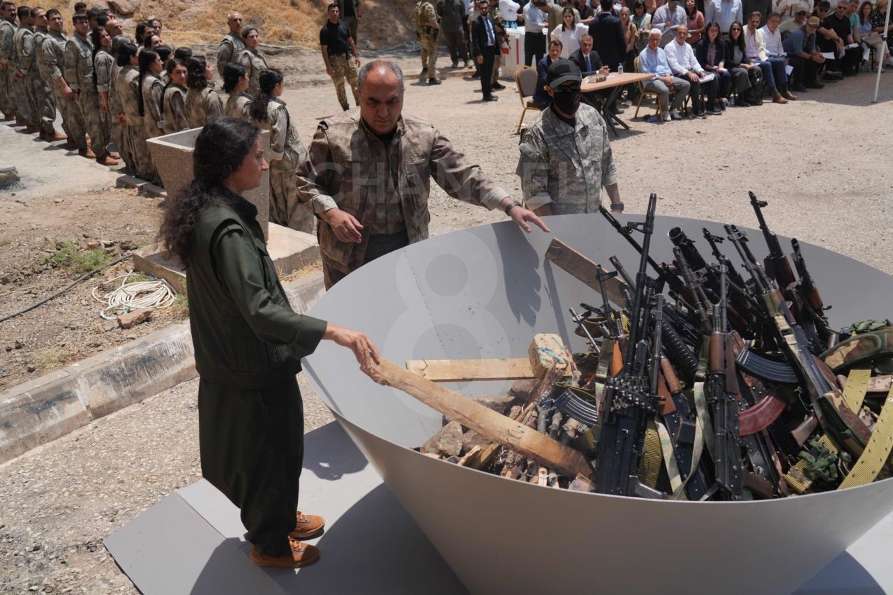 PKK'nın sözde lideri Bese Hozat silahını yaktı: Tarihi tören görüntülerinde dikkat çeken detay - Sayfa 4