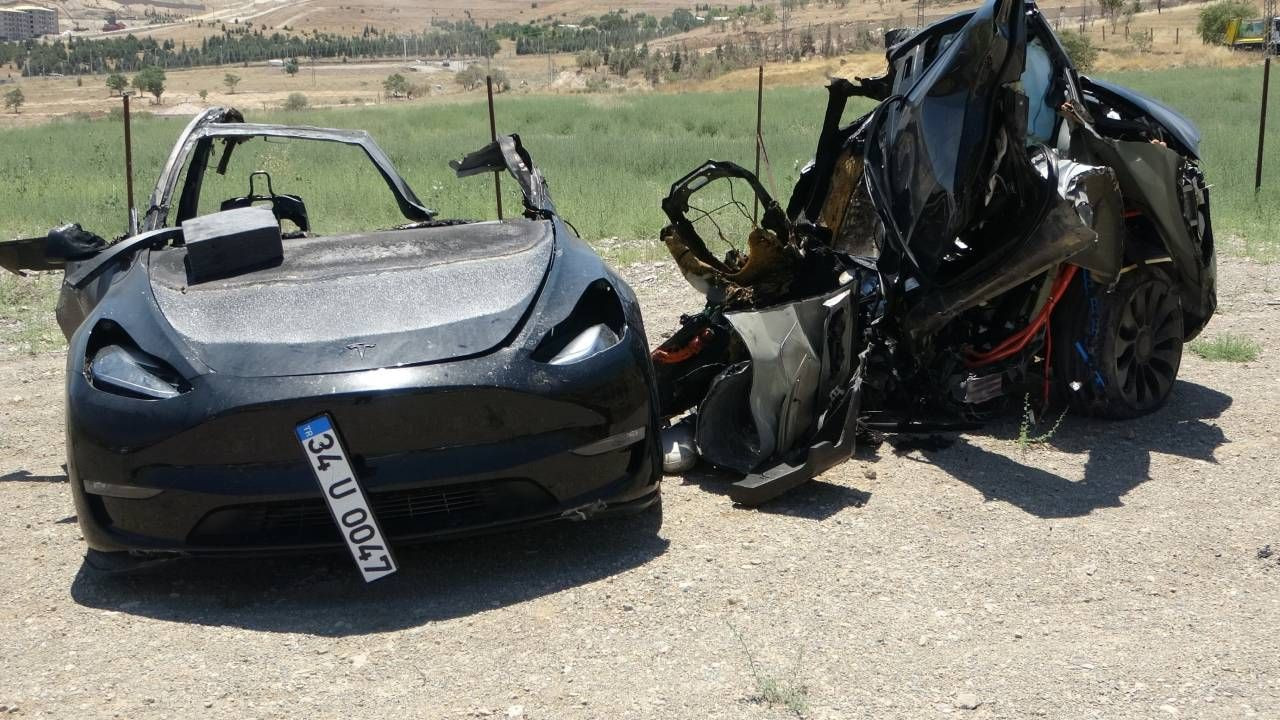 Malatya'da aydınlatma direğine çarpan Tesla ikiye bölündü, iki hemşire feci şekilde can verdi - Sayfa 1