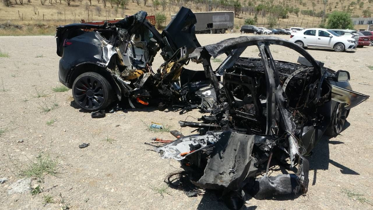 Malatya'da aydınlatma direğine çarpan Tesla ikiye bölündü, iki hemşire feci şekilde can verdi - Sayfa 3
