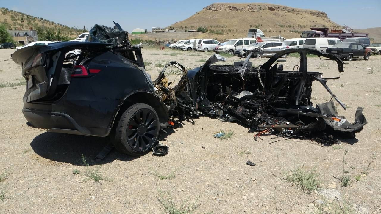 Malatya'da aydınlatma direğine çarpan Tesla ikiye bölündü, iki hemşire feci şekilde can verdi - Sayfa 2