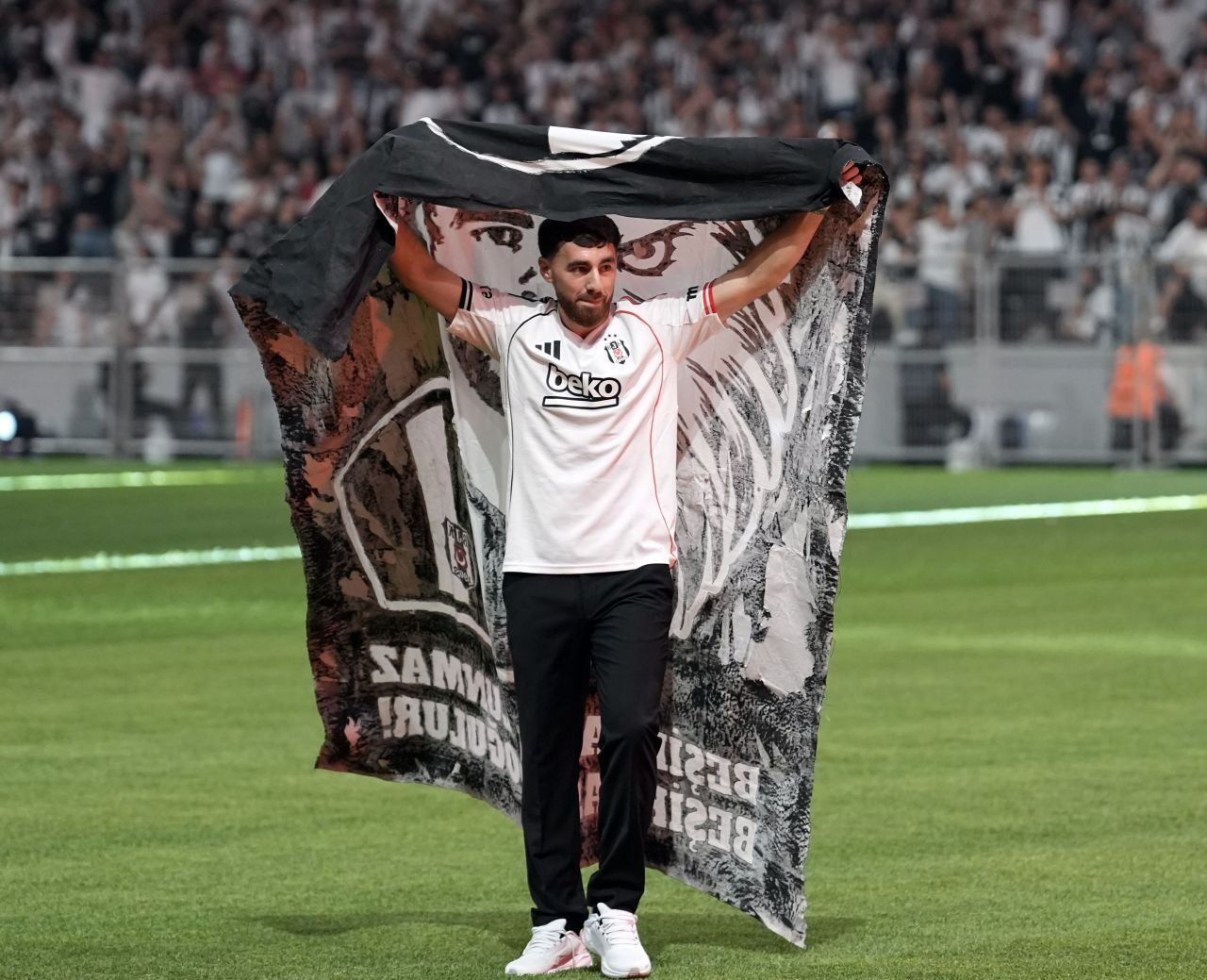 Beşiktaş’ta büyük gün! Orkun Kökçü binlerce taraftarın önünde resmen imzayı attı! - Sayfa 4