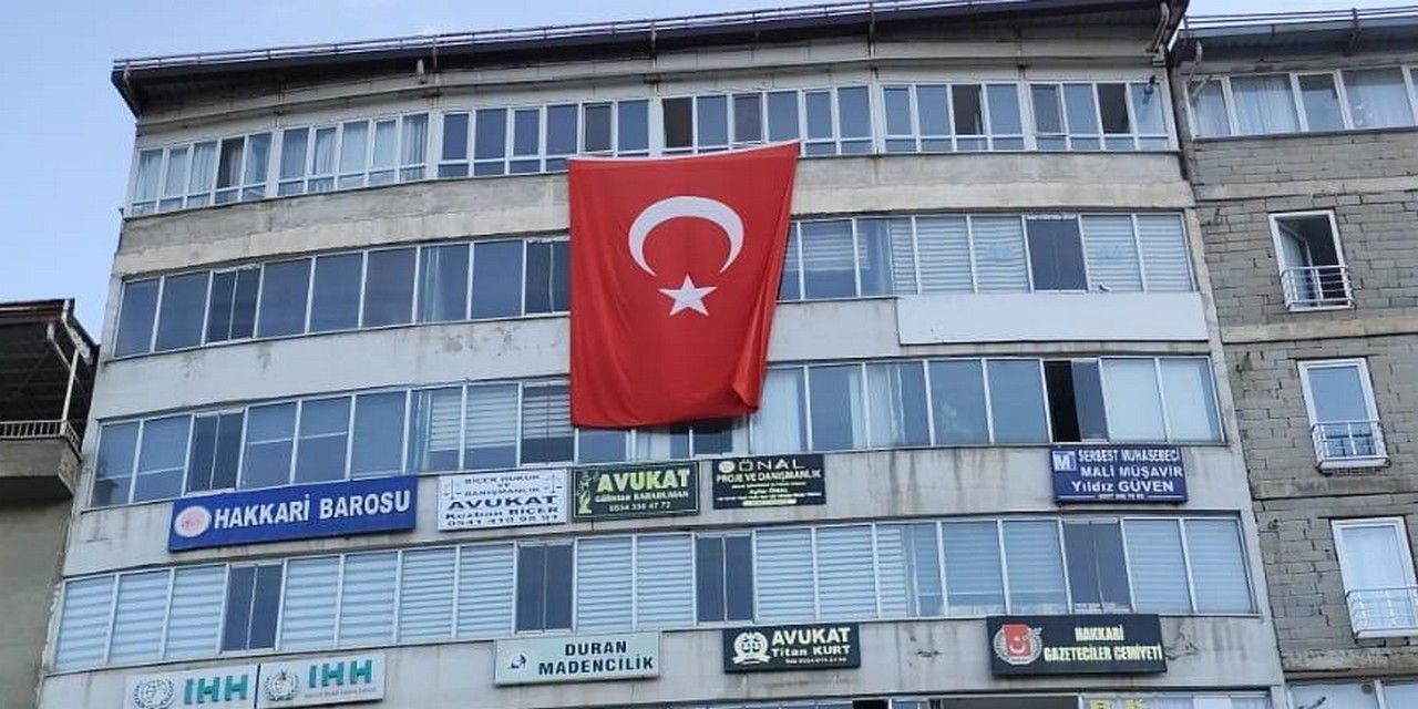 Erdoğan'ın çağrısının ardından Hakkari’den İstanbul'a herkes Türk bayrağı asmaya başladı