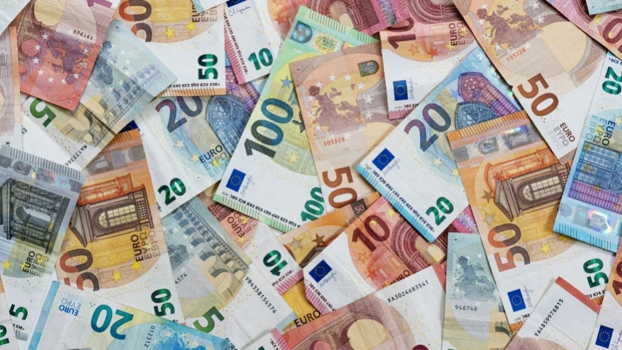 Trump’ın Gümrük Vergisi tehdidi zirveyi vurdu! Euro zirveden geriledi - Sayfa 1