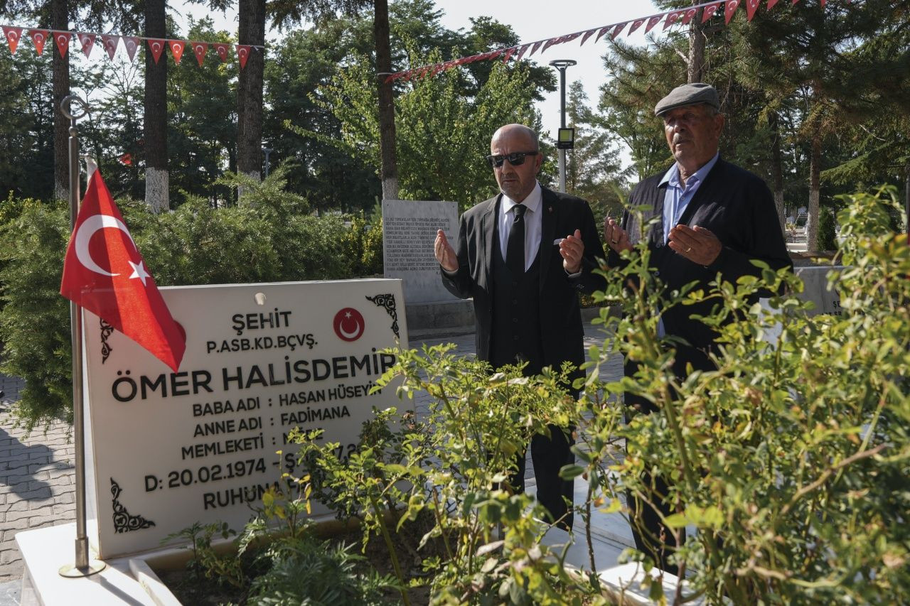 O tek kurşun, bir milletin kaderini değiştirdi! Ömer Halisdemir’in şehit düştüğü noktada kanı hala korunuyor.... - Sayfa 6