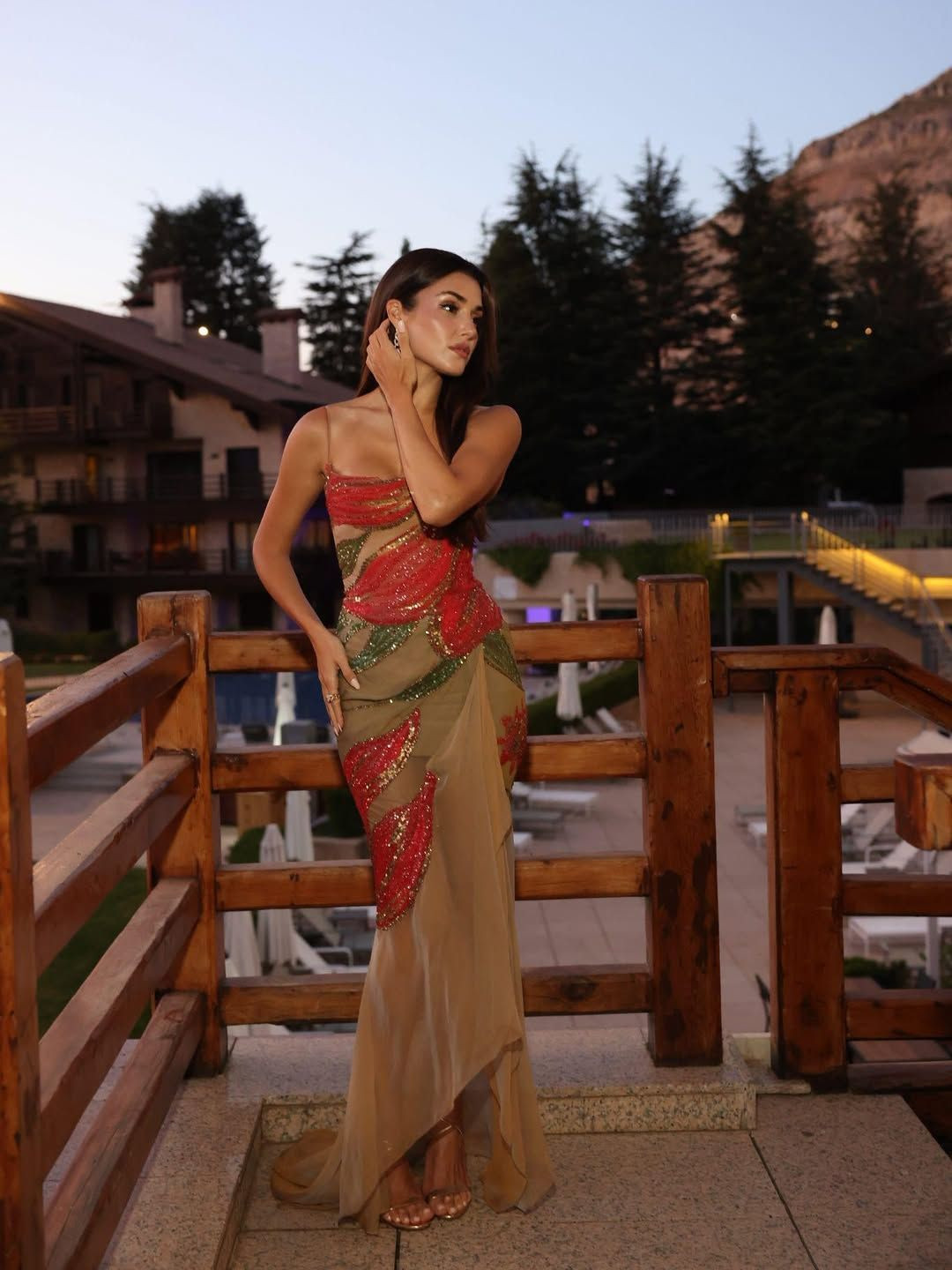 Hande Erçel, Elie Saab'ın oğlunun düğününde şıklığıyla göz kamaştırdı - Sayfa 4