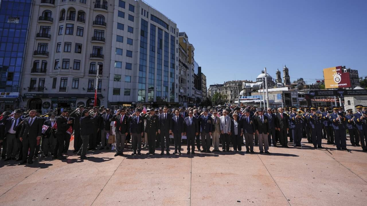 1974 Barış Harekatı'nın 51. yıl dönümünde Kıbrıs Gazileri Taksim'de esas duruşta selam verdi - Sayfa 2