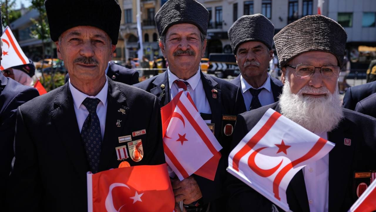 1974 Barış Harekatı'nın 51. yıl dönümünde Kıbrıs Gazileri Taksim'de esas duruşta selam verdi - Sayfa 5