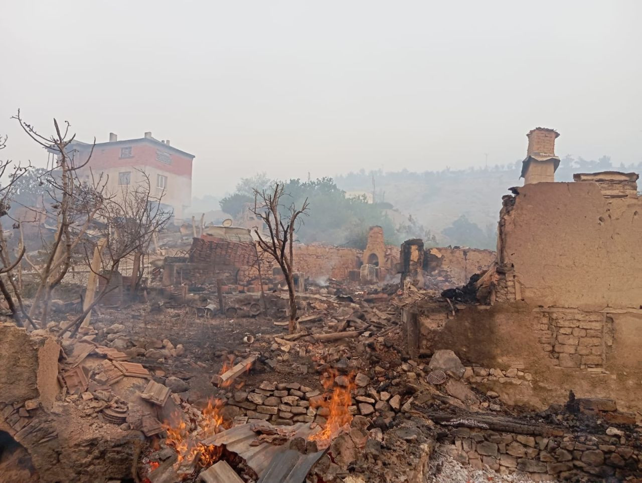 Sakarya Geyve'de yangın felaketi! Taşoluk Mahallesi'nde 3 ev küle döndü! 2 mahalle tahliye edildi - Sayfa 4