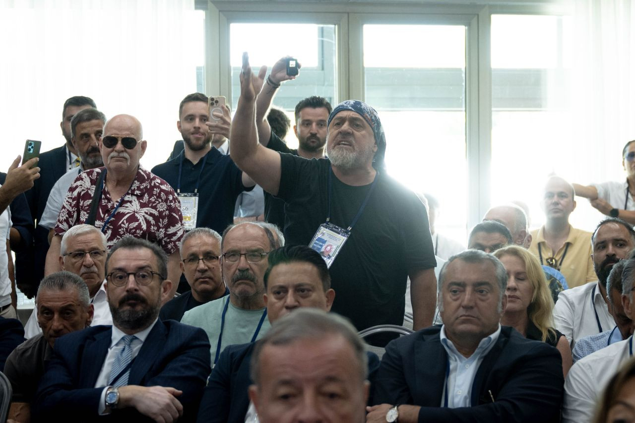 Ali Koç parmağıyla gösterip "çıkarın" dedi, Fenerbahçe efsanesi Müjdat Yetkiner salondan çıkarıldı - Sayfa 1