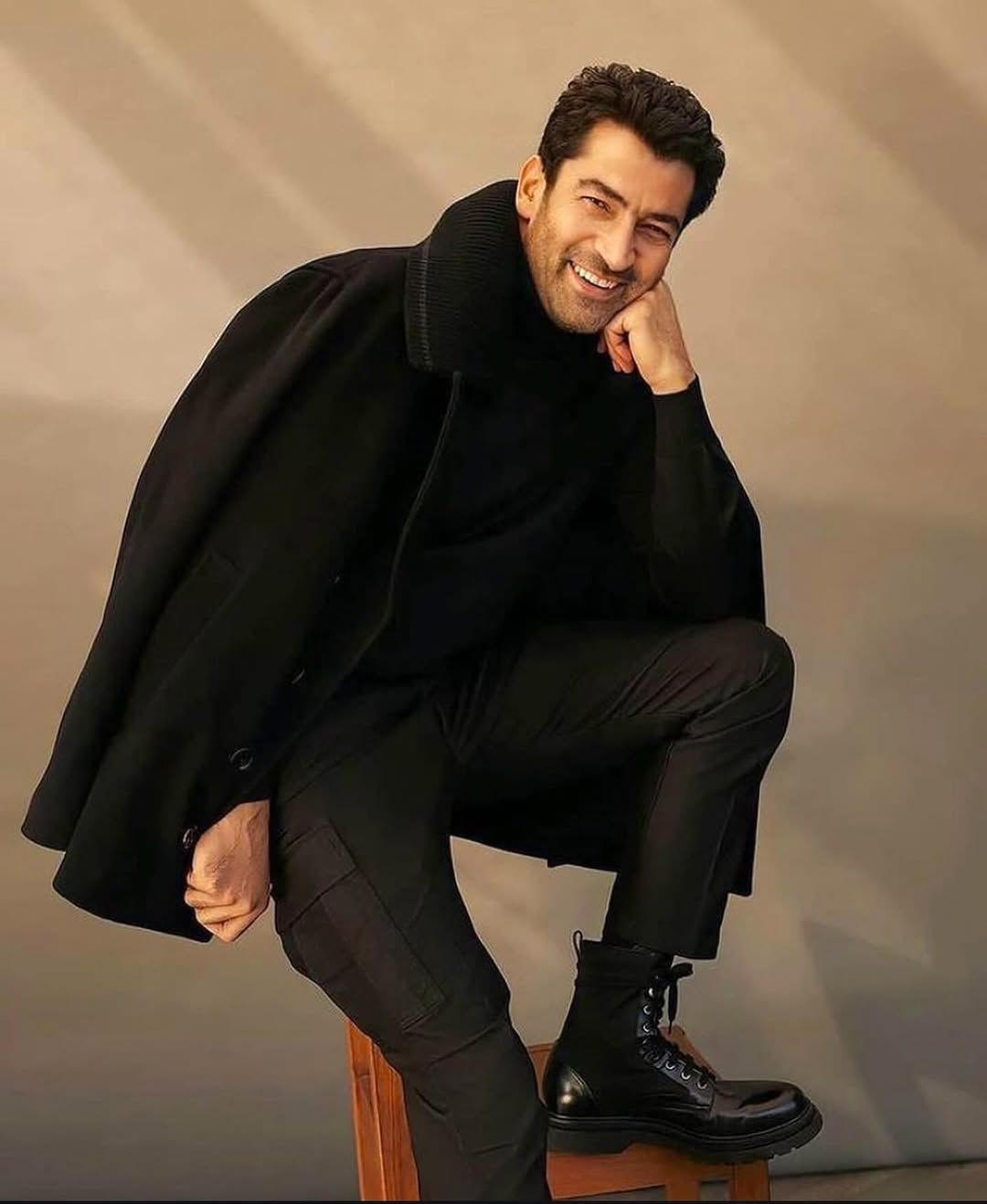 Kenan İmirzalıoğlu, ''Aile Bir İmtihandır'' dizisiyle ekranlara dönüyor! Bölüm başı 4.5 milyon TL kazanacak! Partnerinin ise Esra Bilgiç olacağı iddia ediliyor - Sayfa 2