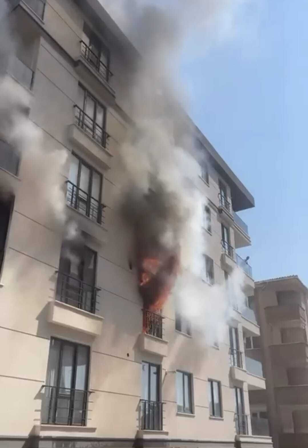 Avcılar'da alevler 5 katlı binayı sardı, paniğe kapılanlar can havliyle pencereden atladı - Sayfa 4