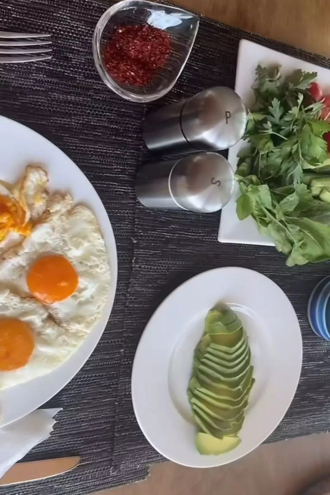 Çağla Şıkel'in ardından bu kez de Defne Samyeli kahvaltı tabağıyla gündemde! "Protein ağırlıklı besleniyorum" - Sayfa 4