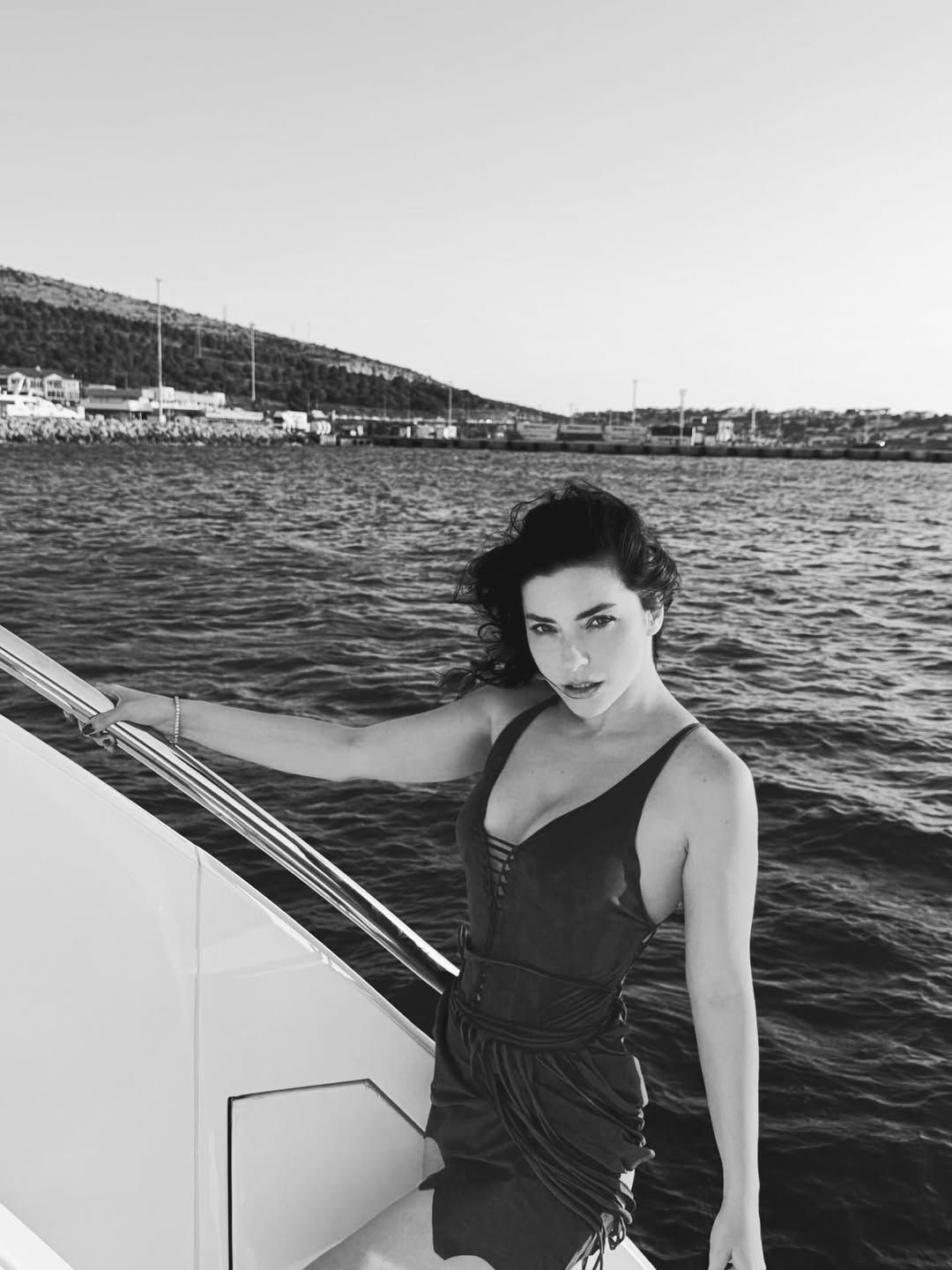 Merve Boluğur'un tekne pozlarına skandal yorum! ''Altın çıplak mı?'' - Sayfa 2