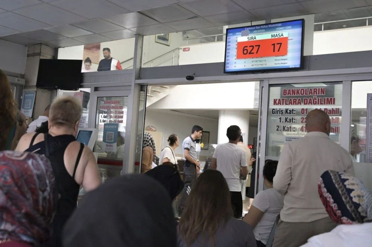 Ehliyet yenilemede son gün yoğunluğu! 15 TL için saatlerce bekliyorlar - Sayfa 1