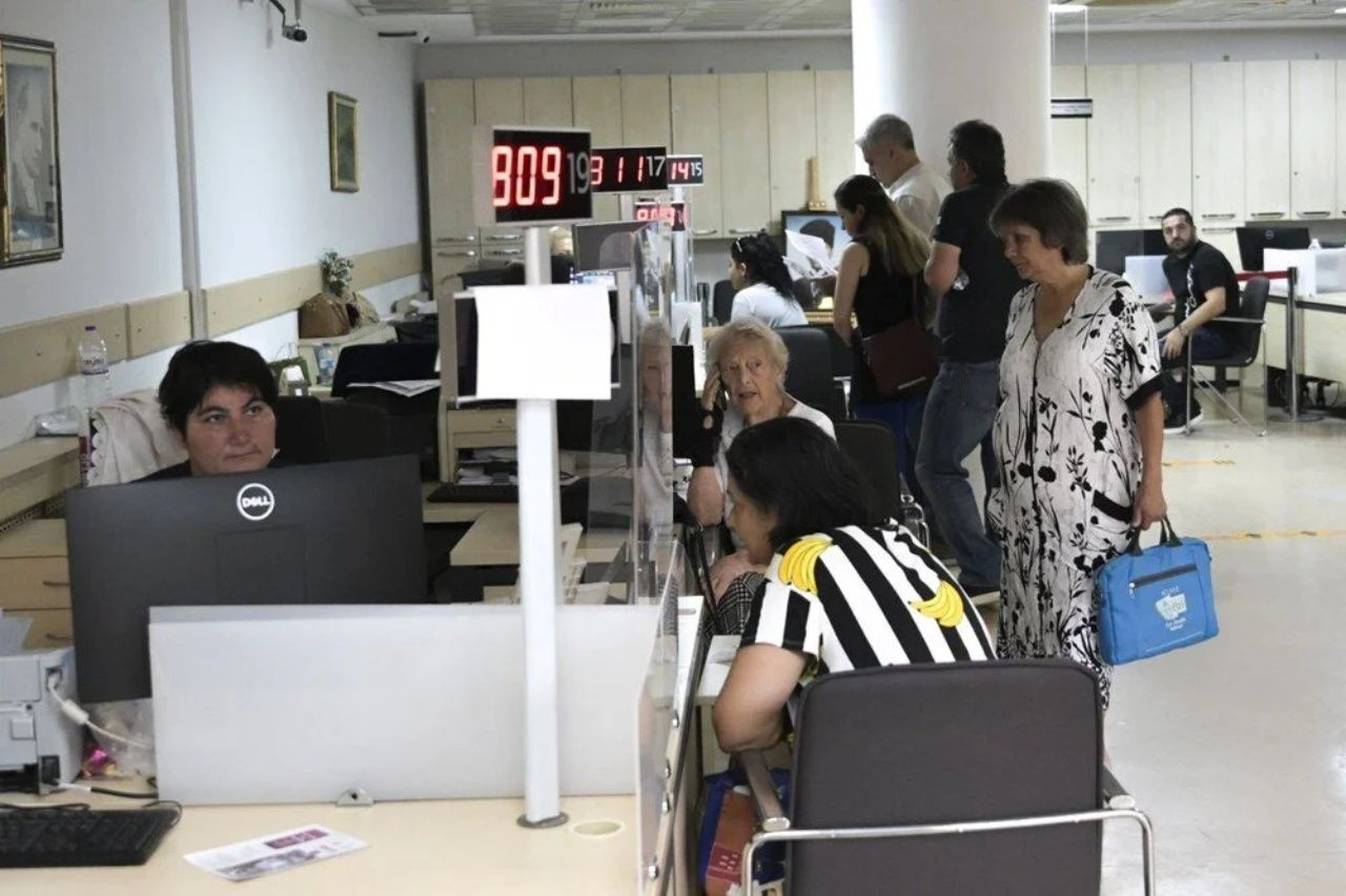 Ehliyet yenilemede son gün yoğunluğu! 15 TL için saatlerce bekliyorlar - Sayfa 4