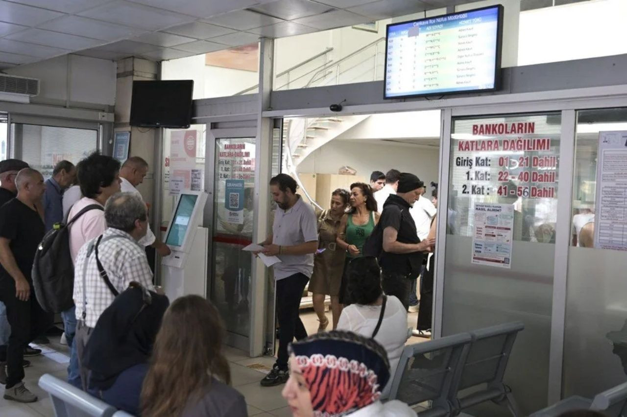 Ehliyet yenilemede son gün yoğunluğu! 15 TL için saatlerce bekliyorlar - Sayfa 5