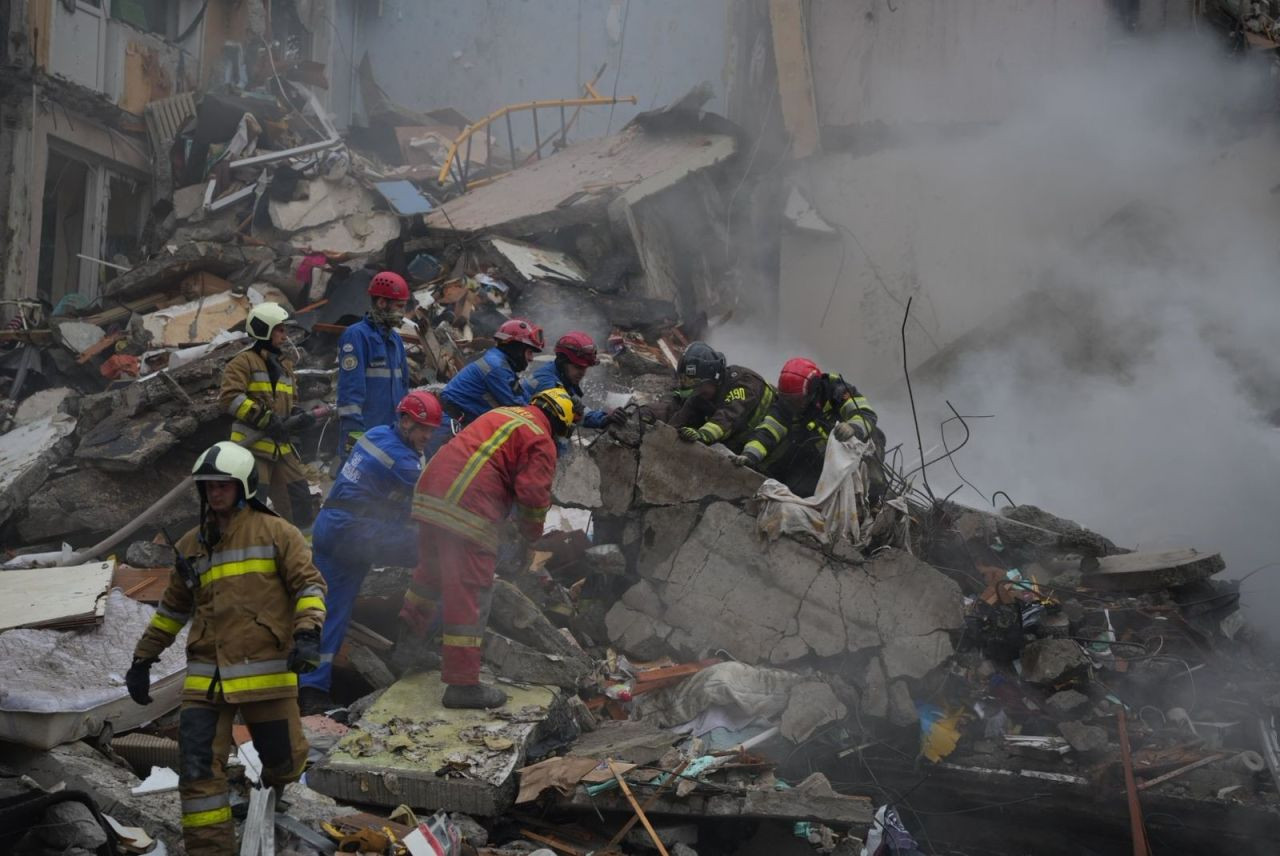 Kiev'de korkunç sabah! Moskova'dan füze yağmuru: Biri çocuk 6 ölü, en az 82 yaralı - Sayfa 5