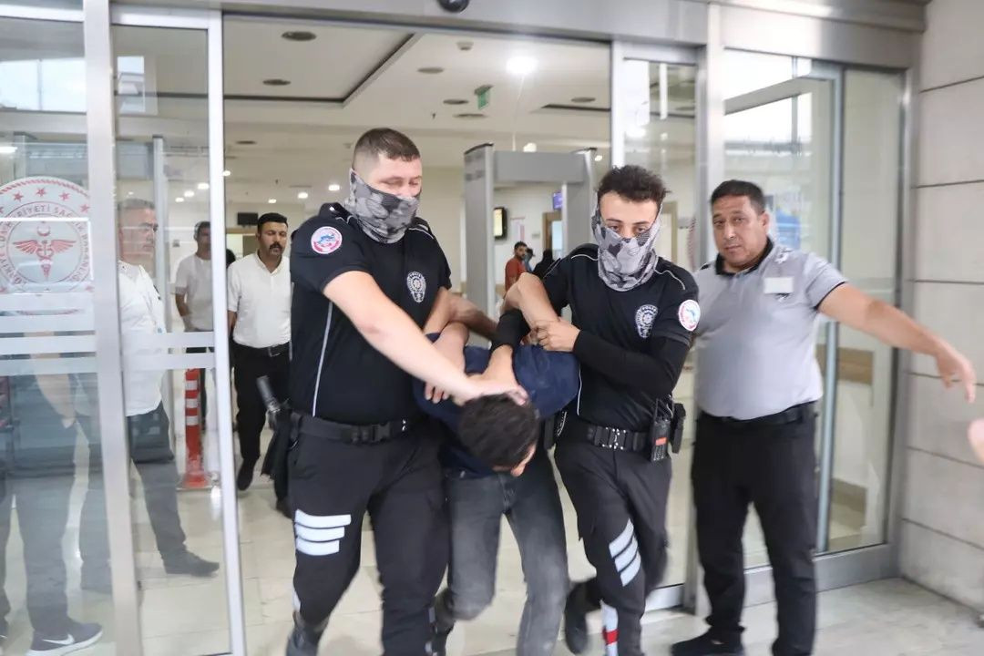 Şanlıurfa’da hastane dehşeti: Başhekim yardımcısı ve güvenlik görevlisi bıçaklandı! Saldırgan suç aletiyle birlikte yakalandı! - Sayfa 3