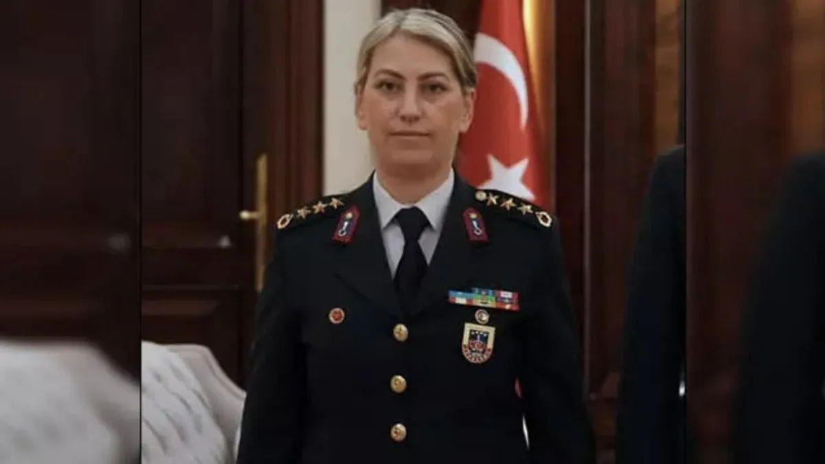 "Erdoğan başa gelirse kadınlar araba kullanamaz" diyen Özgür Özel, gör bunu! Jandarmanın kadın paşası! Gülden Mat Şakir tuğgeneralliğe terfi etti.. - Sayfa 1