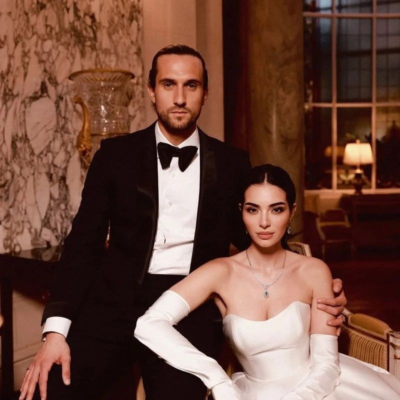 Melisa Aslı Pamuk'tan yatakta bornozlu paylaşım - Sayfa 1