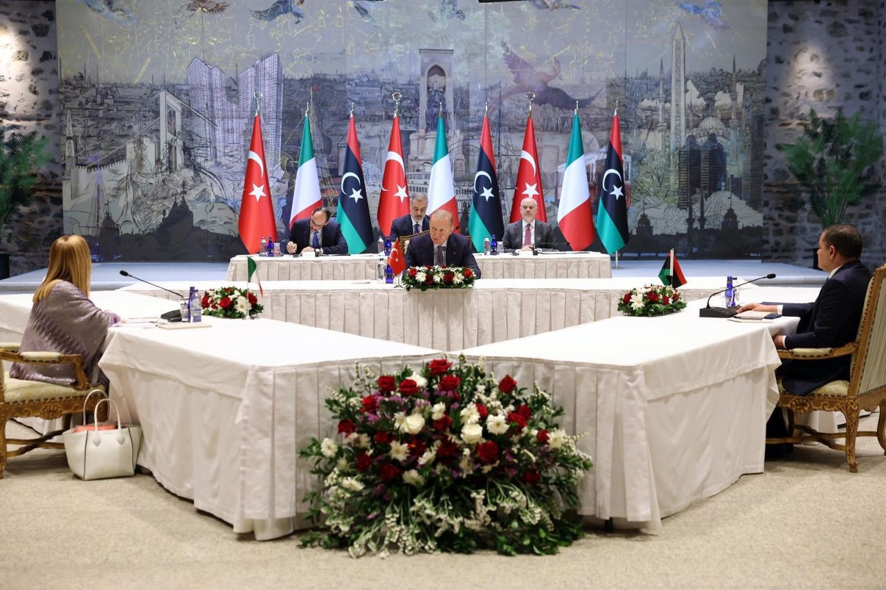 Meloni’nin çantasında ne var? Erdoğan-Meloni-Dibeybe üçlü zirvesinden ilk kareler! - Sayfa 1