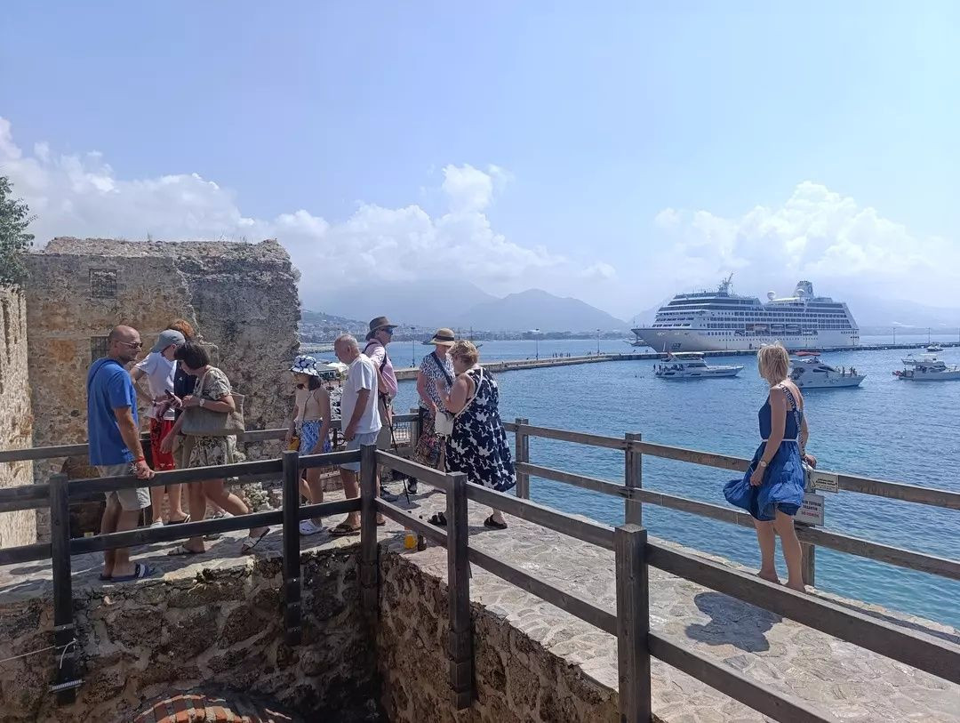 Görenler cep telefonlarına sarıldı! Antalya’ya demir atan dev kruvaziyer ilgi odağı oldu: 602 ABD vatandaşı Alanya’yı gezdi - Sayfa 3