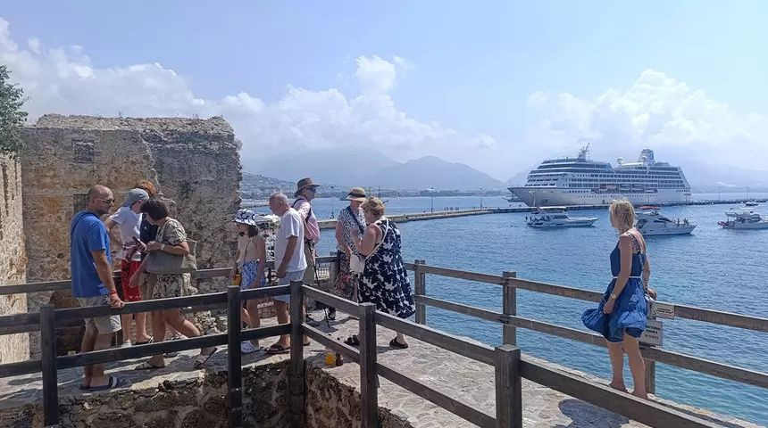 Görenler cep telefonlarına sarıldı! Antalya’ya demir atan dev kruvaziyer ilgi odağı oldu: 602 ABD vatandaşı Alanya’yı gezdi - Sayfa 4