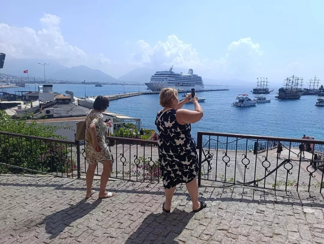 Görenler cep telefonlarına sarıldı! Antalya’ya demir atan dev kruvaziyer ilgi odağı oldu: 602 ABD vatandaşı Alanya’yı gezdi - Sayfa 1