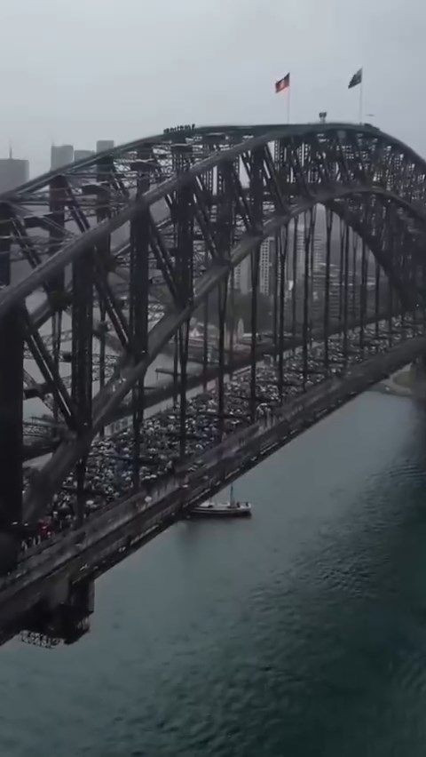 Sidney'de Gazze yürüyüşü... 100 bin kişi ünlü köprüyü kapattı: "Özgür Filistin" - Sayfa 3