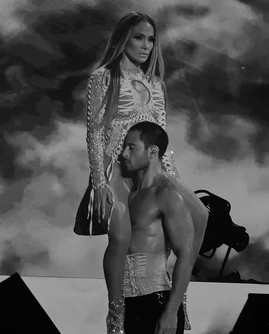 Jennifer Lopez'in İstanbul konserinde dikkat çeken detay! Hayranının telefonuyla selfie çekti - Sayfa 5