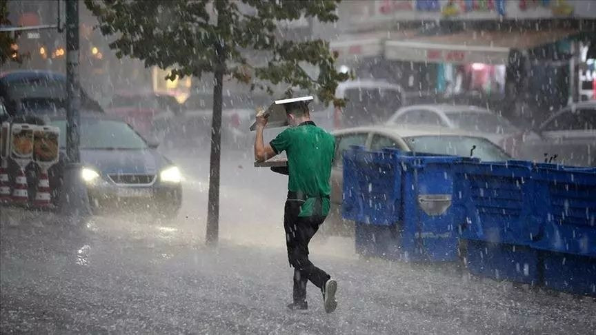 Şemsiyesiz evden çıkmayın: İstanbul güne sağanakla uyandı! Meteoroloji gün verip uyardı: Daha şiddetlisi geliyor! - Sayfa 1