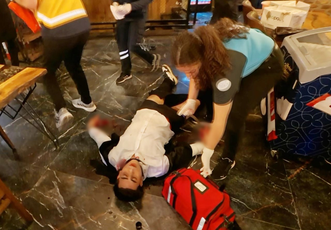 Eski eşinin çalıştığı restoranı basıp, önüne gelene ateş etti! Saldırı öncesi video çekmiş... - Sayfa 12