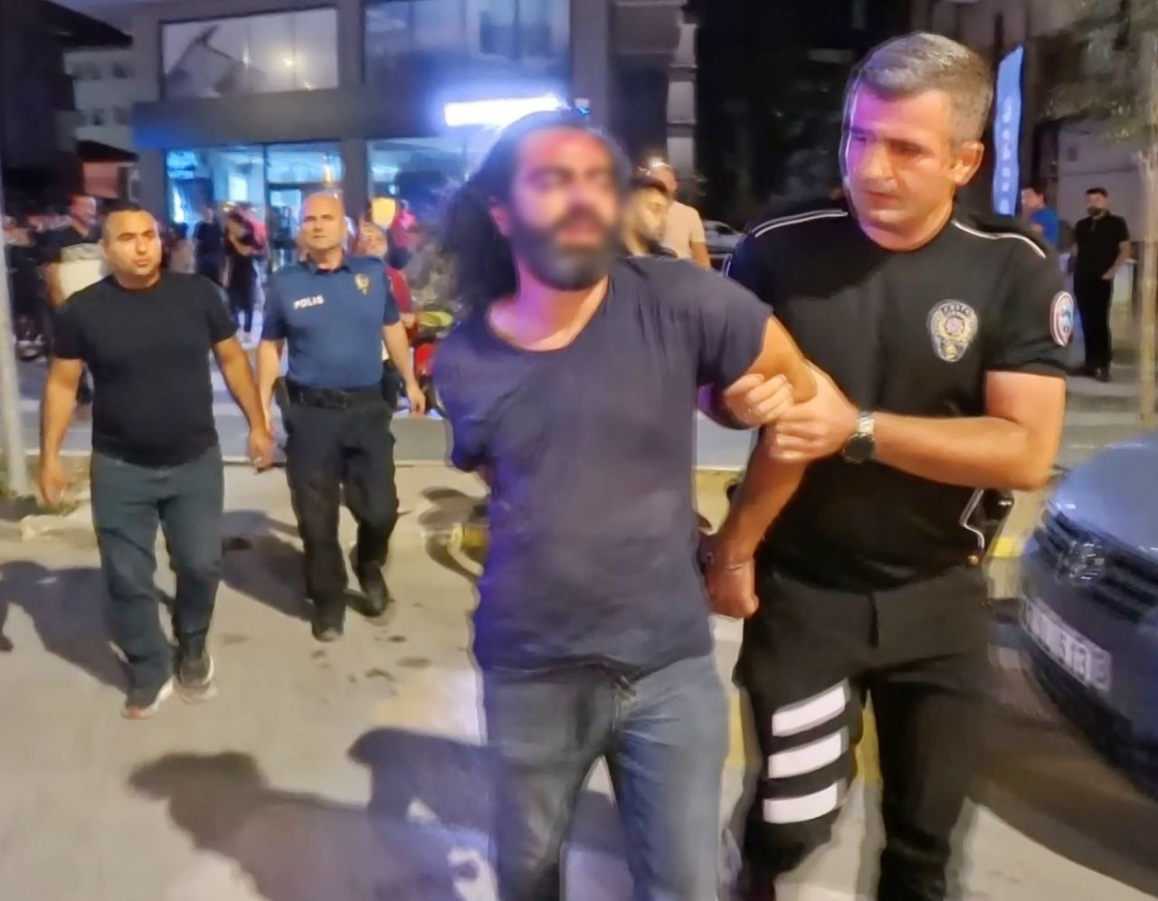 Eski eşinin çalıştığı restoranı basıp, önüne gelene ateş etti! Saldırı öncesi video çekmiş... - Sayfa 9