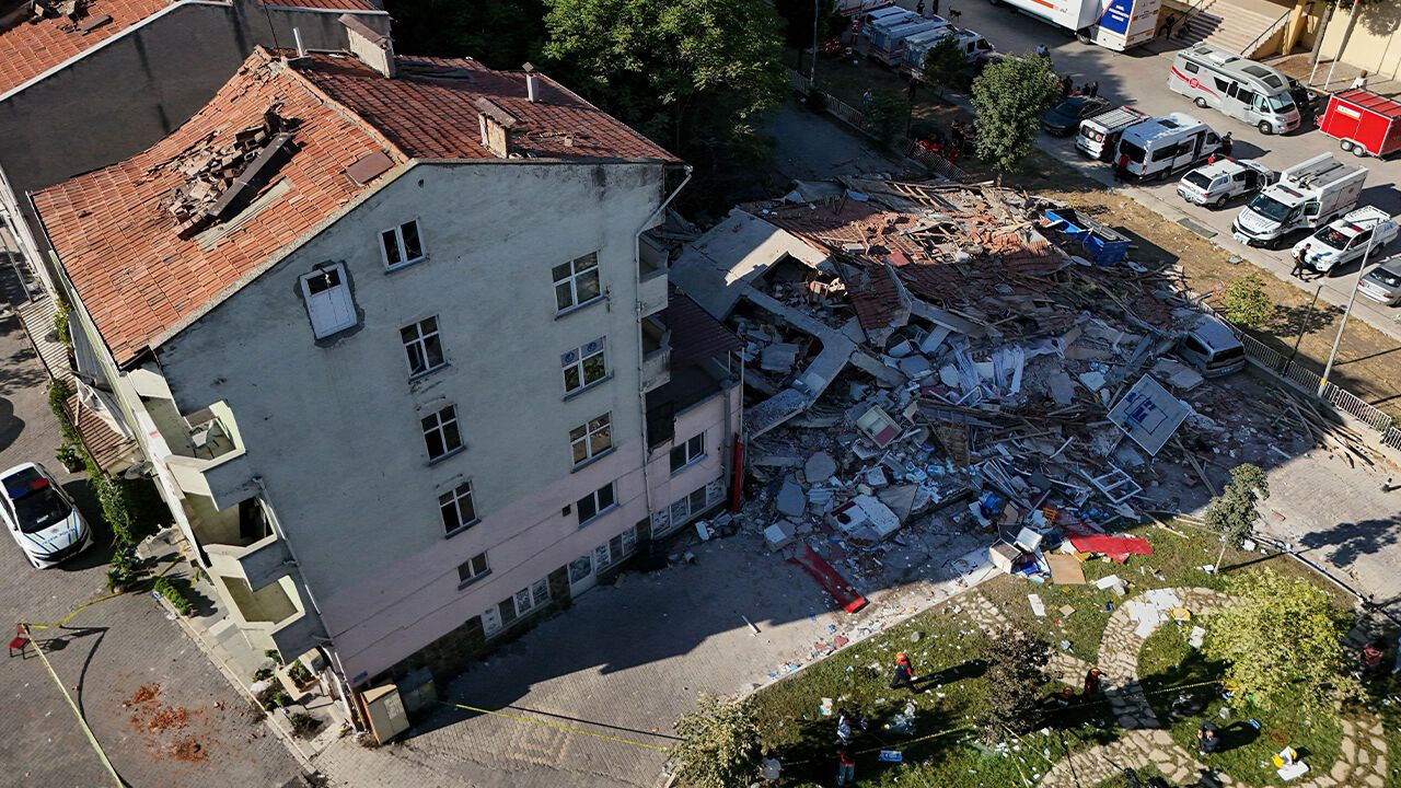 Balıkesir depreminde yıkılan binayla ilgili şok iddia! Kolon kesildi mi? Bu binalarda risk çok yüksek... - Sayfa 1