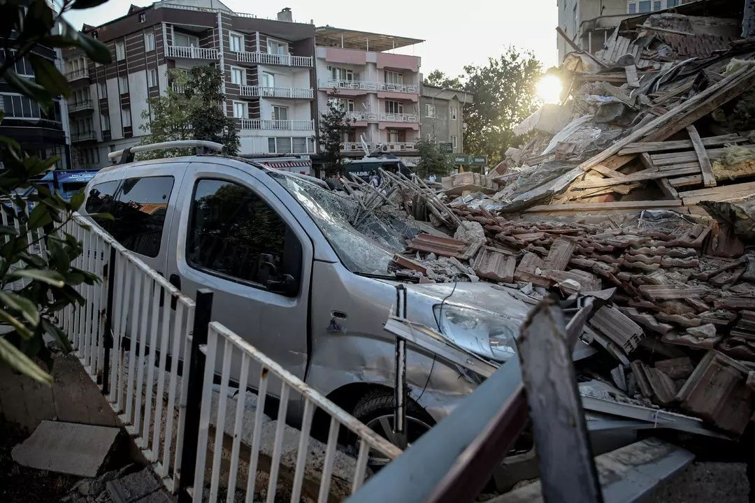 Balıkesir depreminde yıkılan binayla ilgili şok iddia! Kolon kesildi mi? Bu binalarda risk çok yüksek... - Sayfa 5