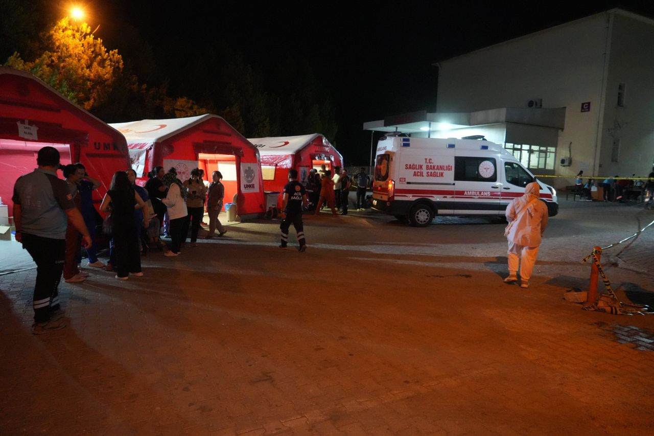 Korkudan eve giremediler... Balıkesir’de 6,1’lik deprem sonrası gece stadyumda geçti - Sayfa 2