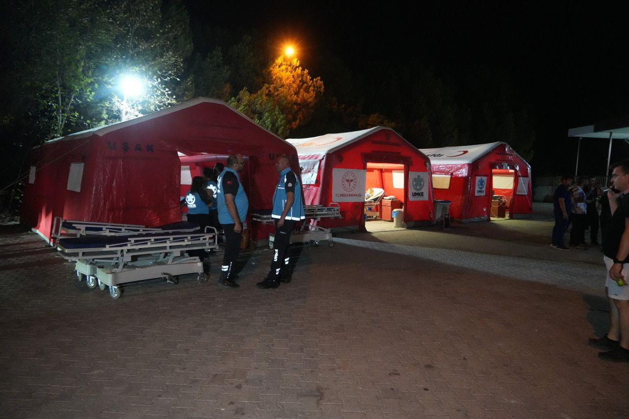 Korkudan eve giremediler... Balıkesir’de 6,1’lik deprem sonrası gece stadyumda geçti - Sayfa 4