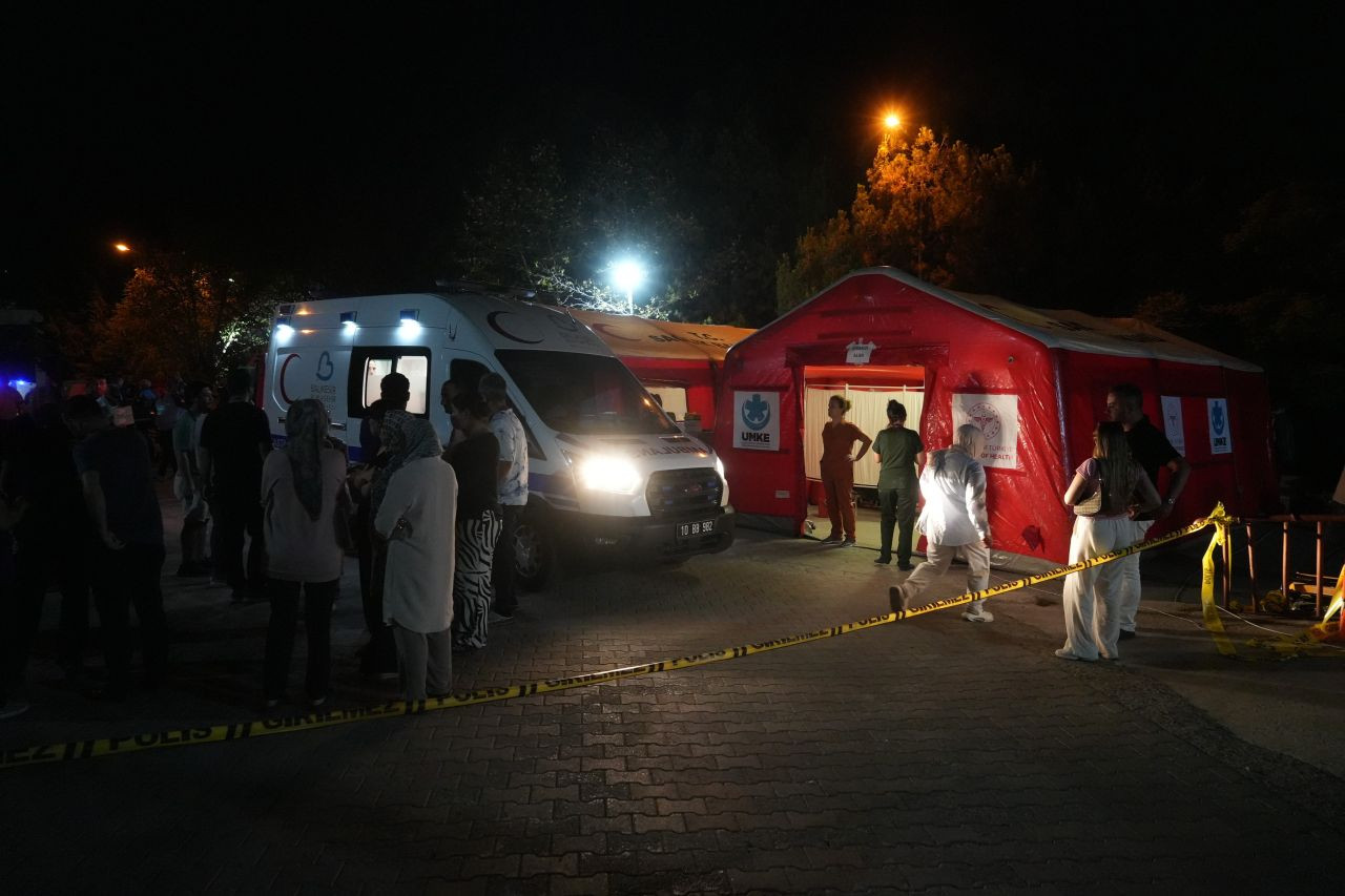 Korkudan eve giremediler... Balıkesir’de 6,1’lik deprem sonrası gece stadyumda geçti - Sayfa 3