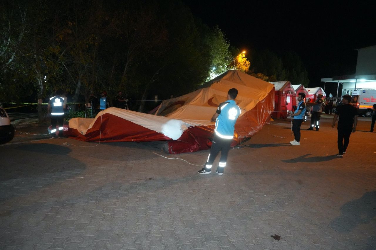 Korkudan eve giremediler... Balıkesir’de 6,1’lik deprem sonrası gece stadyumda geçti - Sayfa 12