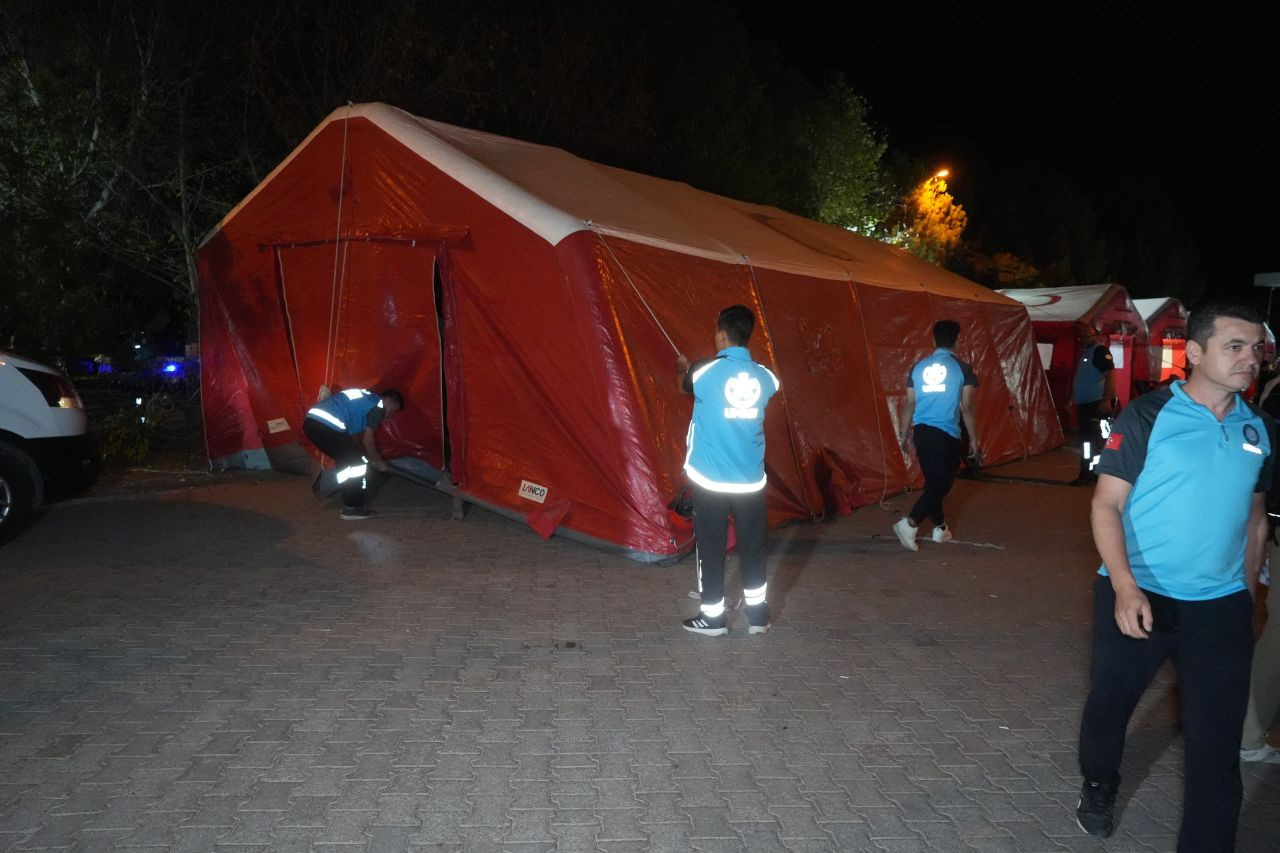 Korkudan eve giremediler... Balıkesir’de 6,1’lik deprem sonrası gece stadyumda geçti - Sayfa 6