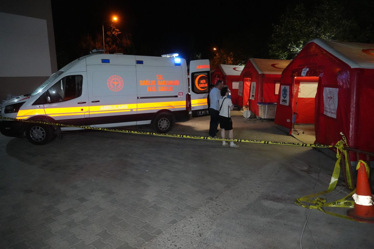 Korkudan eve giremediler... Balıkesir’de 6,1’lik deprem sonrası gece stadyumda geçti - Sayfa 5