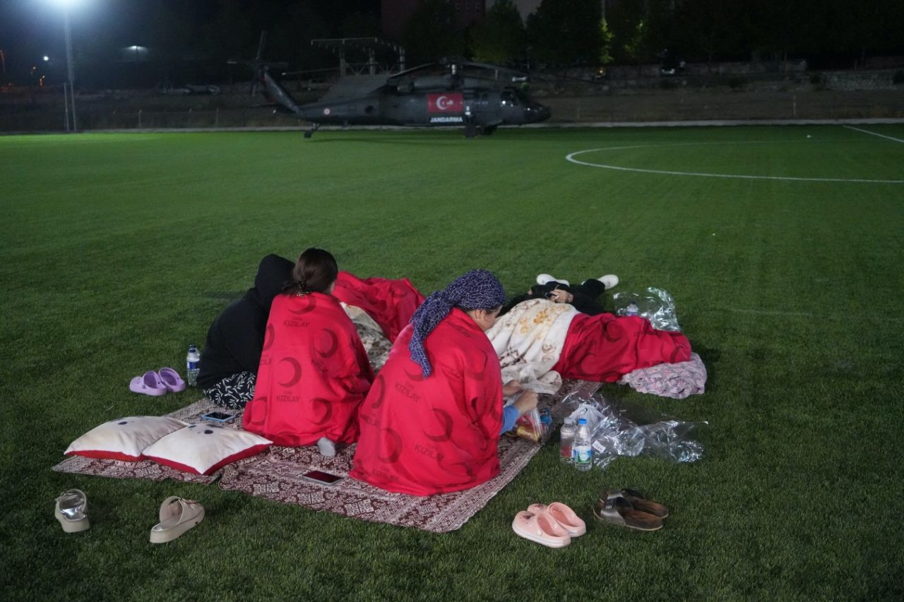 Korkudan eve giremediler... Balıkesir’de 6,1’lik deprem sonrası gece stadyumda geçti - Sayfa 1