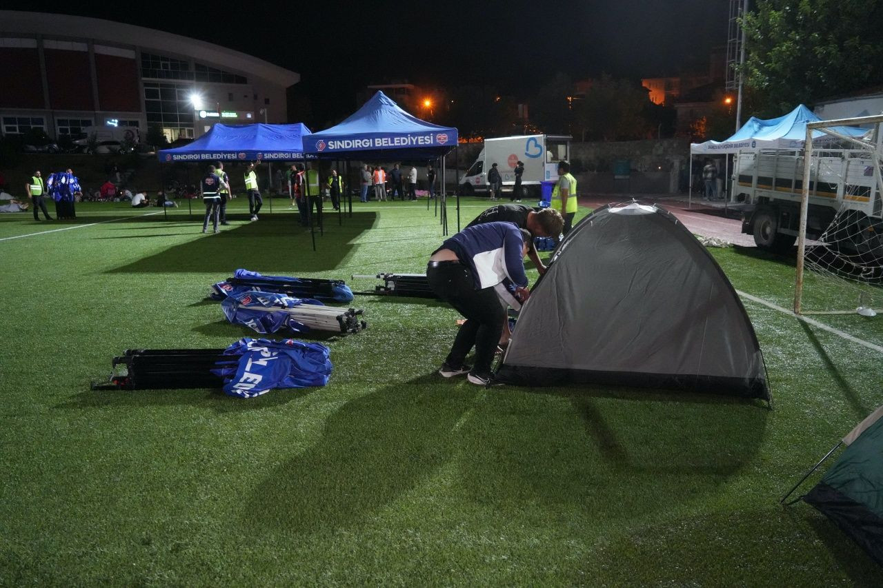 Korkudan eve giremediler... Balıkesir’de 6,1’lik deprem sonrası gece stadyumda geçti - Sayfa 9