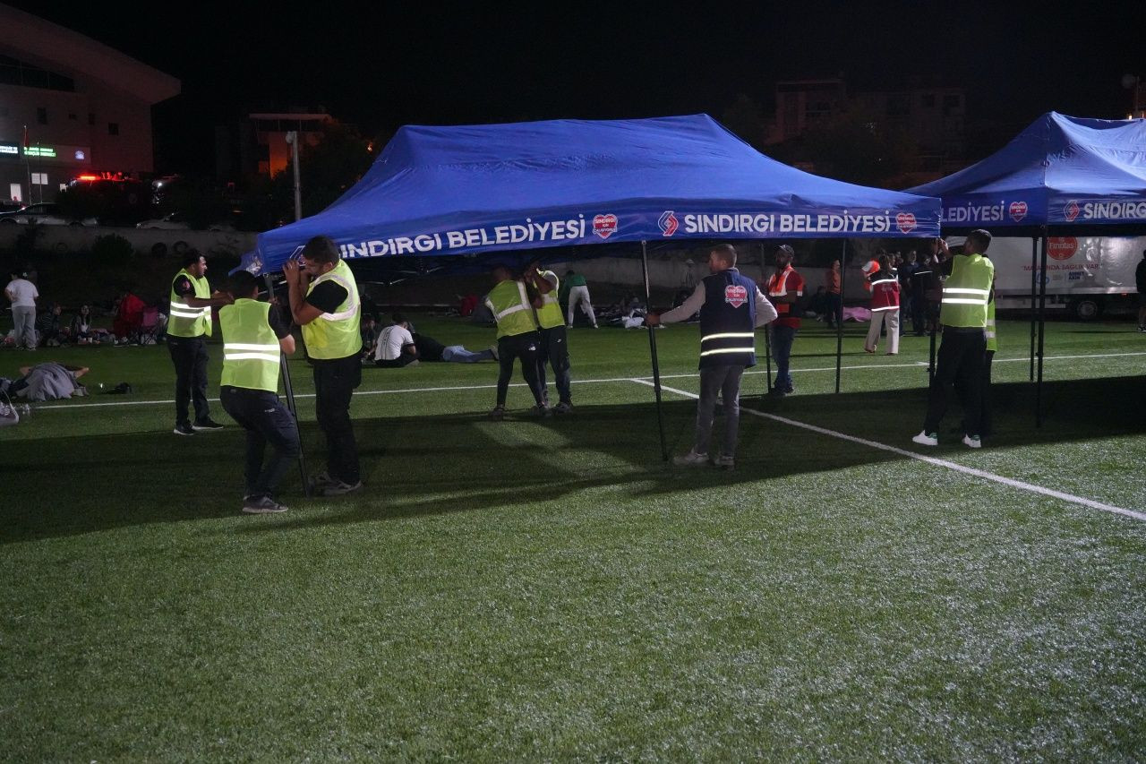 Korkudan eve giremediler... Balıkesir’de 6,1’lik deprem sonrası gece stadyumda geçti - Sayfa 10