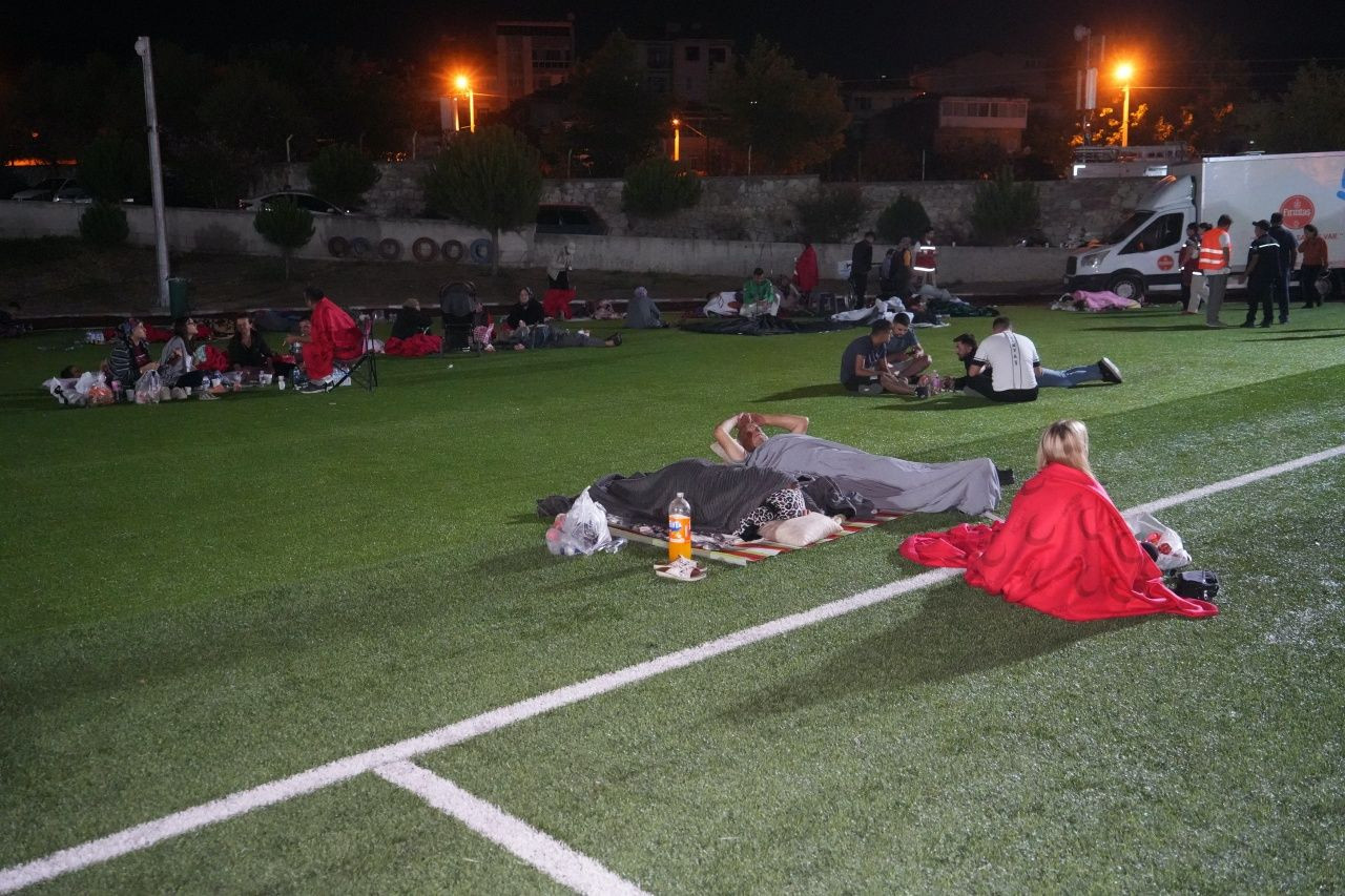 Korkudan eve giremediler... Balıkesir’de 6,1’lik deprem sonrası gece stadyumda geçti - Sayfa 11