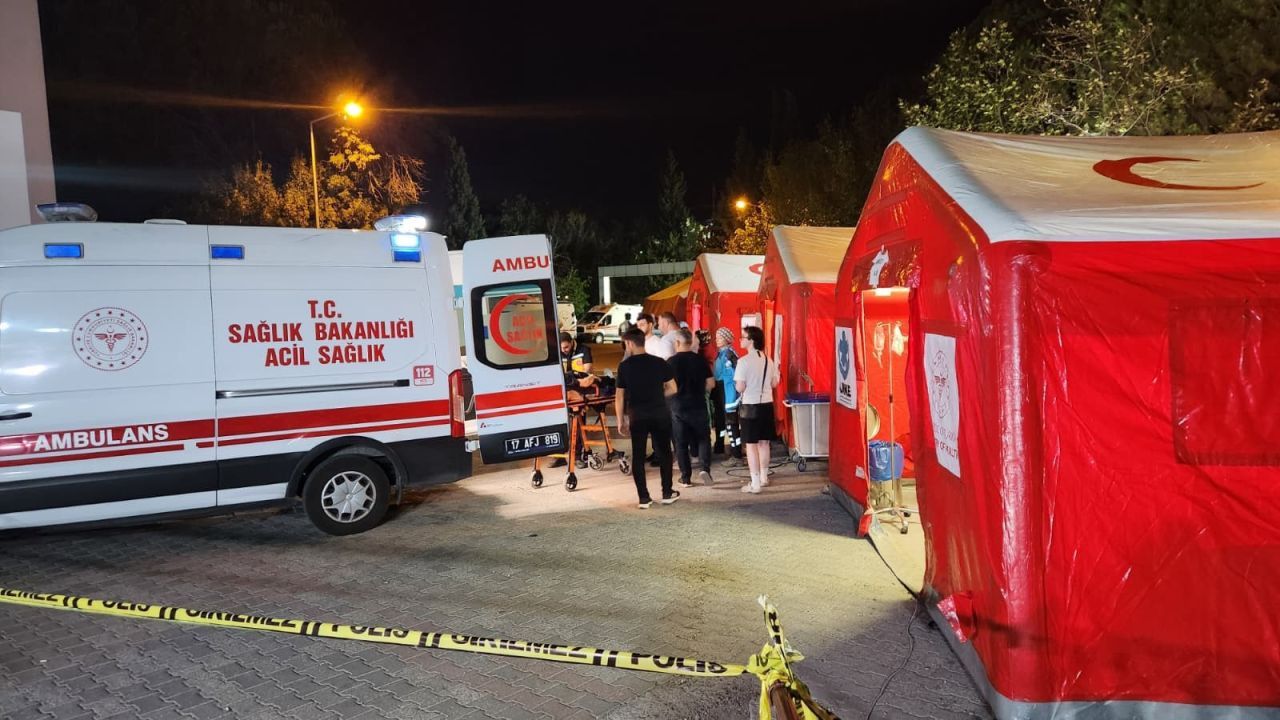 Korkudan eve giremediler... Balıkesir’de 6,1’lik deprem sonrası gece stadyumda geçti - Sayfa 8