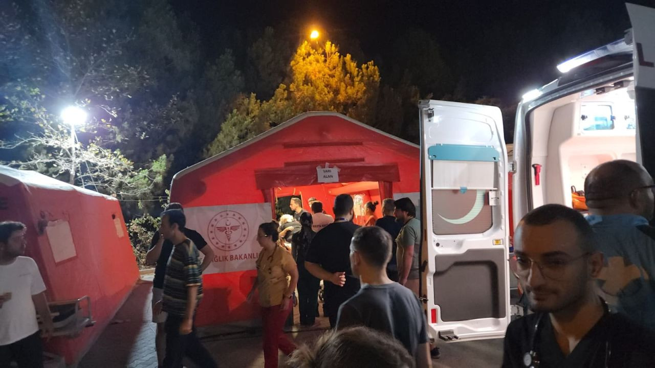 Korkudan eve giremediler... Balıkesir’de 6,1’lik deprem sonrası gece stadyumda geçti - Sayfa 7