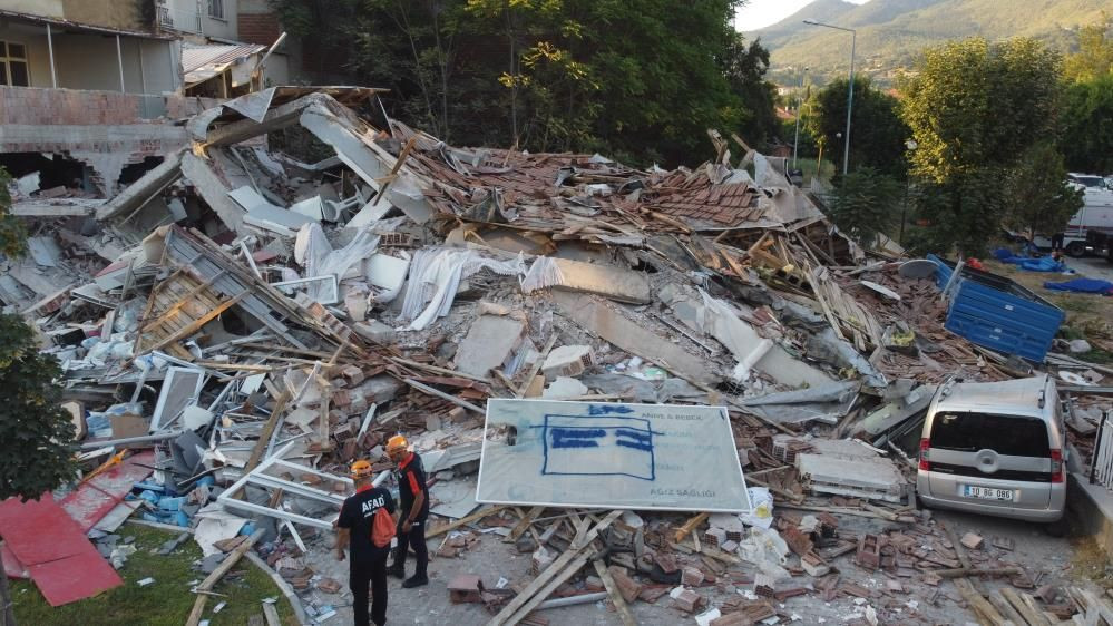 6,1’lik Balıkesir depreminde yıkım ve acı! Gün aydınlandı, hasar ortaya çıktı! Enkaz havadan böyle görüntülendi - Sayfa 1